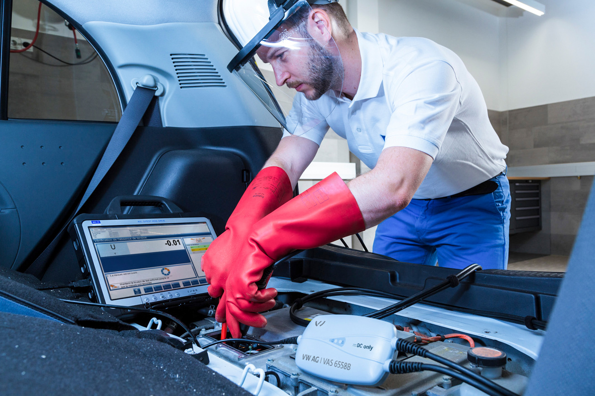 Anwendung des VAS 6558B HV-Messmoduls am Fahrzeug