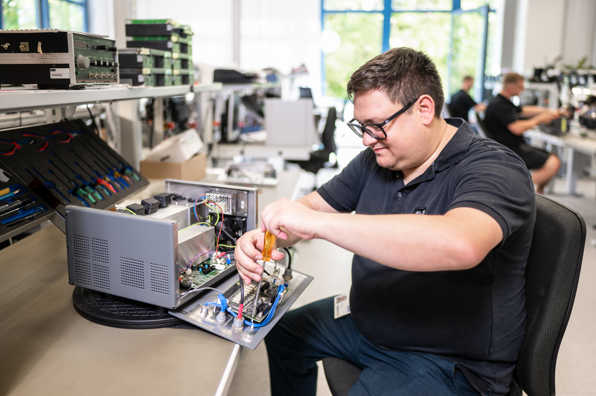 Techniker beim Refurbishment eines Prüfgeräts im AVL DiTEST Servicecenter